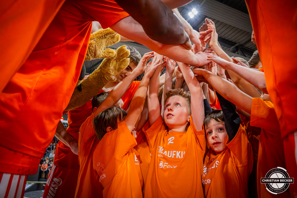 1. Basketball Bundesliga, easyCredit BBL, Saison 2025/2026, Herren, Hauptrunde, 18. Spieltag, 31.01.2026, RASTA Vechta - Frankfurt Skyliners
Das Team von RASTA Vechta mit den Einlaufkinder vor der Partie
Schlüsselwörter: 1. Bundesliga;18. Spieltag;31.01.2026;BBL;Basketball;Frankfurt;Hauptrunde;Liga;RASTA;RASTA Dome;Saison 2025/2026;Skyliners;Vechta;easycredit