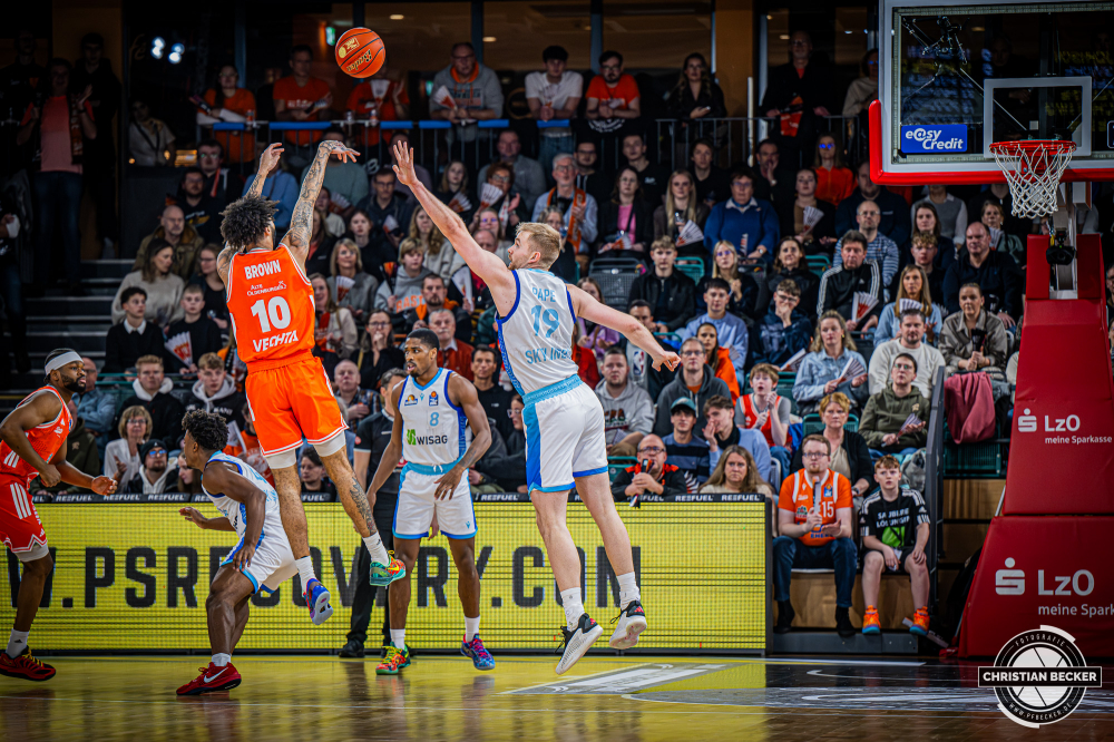 1. Basketball Bundesliga, easyCredit BBL, Saison 2025/2026, Herren, Hauptrunde, 18. Spieltag, 31.01.2026, RASTA Vechta - Frankfurt Skyliners
Tevin Brown (#10 - RASTA Vechta) beim Jumpshot
Schlüsselwörter: 1. Bundesliga;18. Spieltag;31.01.2026;BBL;Basketball;Frankfurt;Hauptrunde;Liga;RASTA;RASTA Dome;Saison 2025/2026;Skyliners;Vechta;easycredit