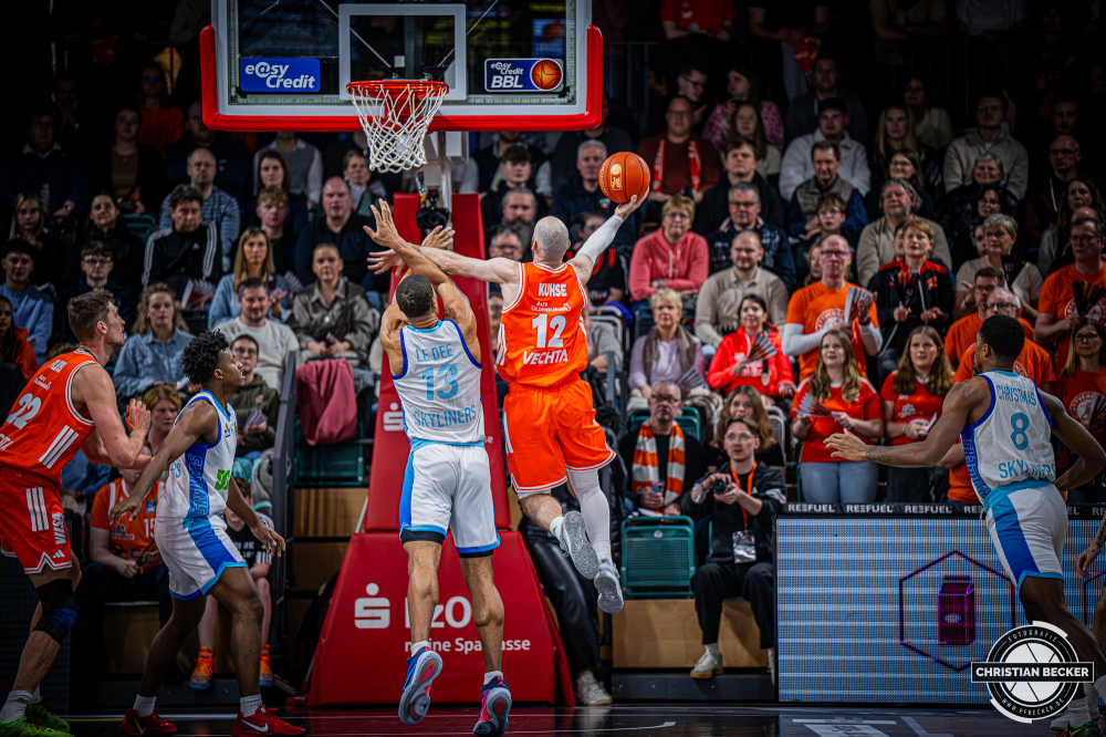 1. Basketball Bundesliga, easyCredit BBL, Saison 2025/2026, Herren, Hauptrunde, 18. Spieltag, 31.01.2026, RASTA Vechta - Frankfurt Skyliners
Tommy Kuhse (#12 - RASTA Vechta) beim Korbleger
Schlüsselwörter: 1. Bundesliga;18. Spieltag;31.01.2026;BBL;Basketball;Frankfurt;Hauptrunde;Liga;RASTA;RASTA Dome;Saison 2025/2026;Skyliners;Vechta;easycredit