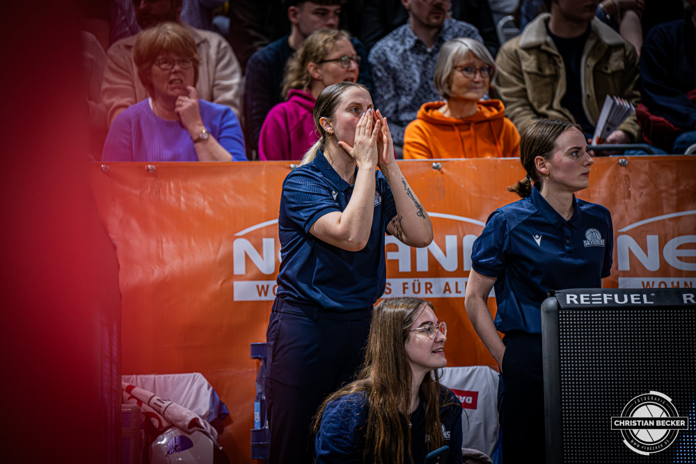 1. Basketball Bundesliga, easyCredit BBL, Saison 2025/2026, Herren, Hauptrunde, 18. Spieltag, 31.01.2026, RASTA Vechta - Frankfurt Skyliners
Samara Funnell (Assistent Coach - Frankfurt Skyliners) w&auml;hrend der Partie
Schlüsselwörter: 1. Bundesliga;18. Spieltag;31.01.2026;BBL;Basketball;Frankfurt;Hauptrunde;Liga;RASTA;RASTA Dome;Saison 2025/2026;Skyliners;Vechta;easycredit