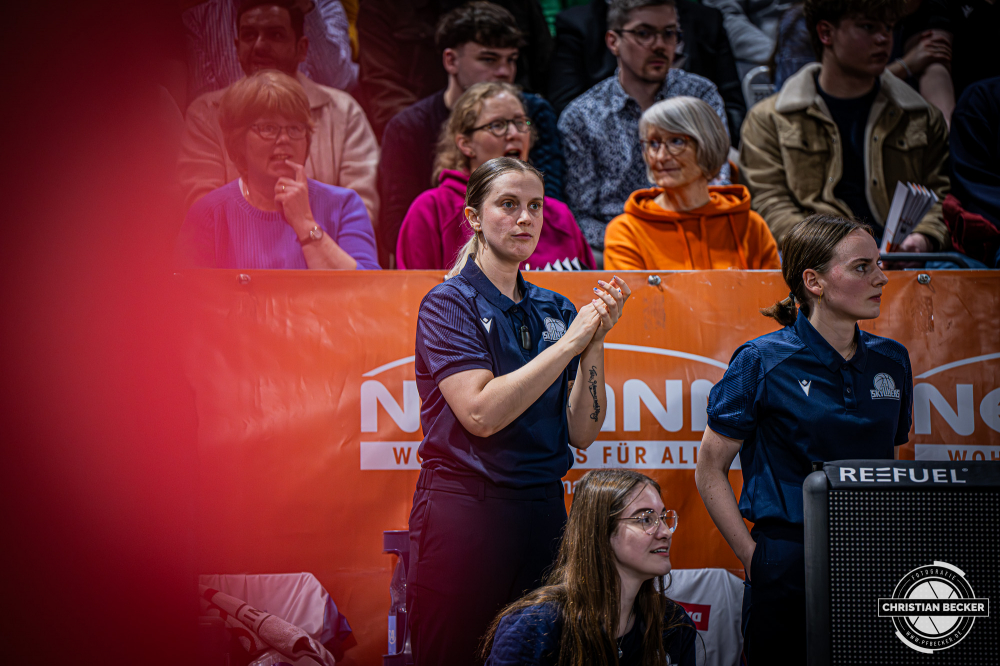 1. Basketball Bundesliga, easyCredit BBL, Saison 2025/2026, Herren, Hauptrunde, 18. Spieltag, 31.01.2026, RASTA Vechta - Frankfurt Skyliners
Samara Funnell (Assistent Coach - Frankfurt Skyliners) w&auml;hrend der Partie
Schlüsselwörter: 1. Bundesliga;18. Spieltag;31.01.2026;BBL;Basketball;Frankfurt;Hauptrunde;Liga;RASTA;RASTA Dome;Saison 2025/2026;Skyliners;Vechta;easycredit