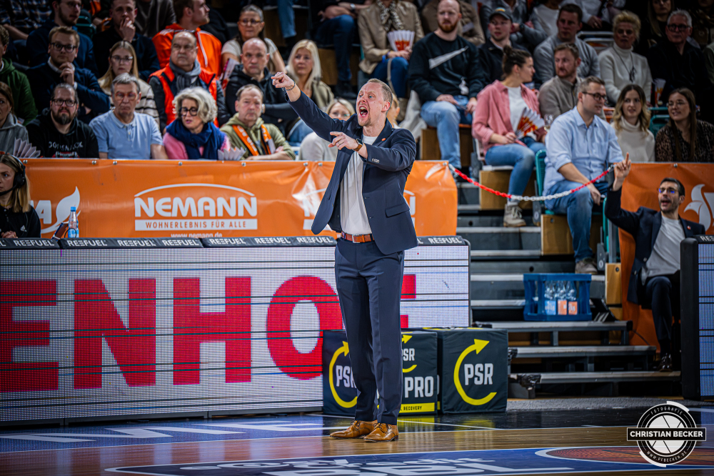 1. Basketball Bundesliga, easyCredit BBL, Saison 2025/2026, Herren, Hauptrunde, 18. Spieltag, 31.01.2026, RASTA Vechta - Frankfurt Skyliners
Christian Held (Head-Coach - RASTA Vechta) w&auml;hrend der Partie
Schlüsselwörter: 1. Bundesliga;18. Spieltag;31.01.2026;BBL;Basketball;Frankfurt;Hauptrunde;Liga;RASTA;RASTA Dome;Saison 2025/2026;Skyliners;Vechta;easycredit