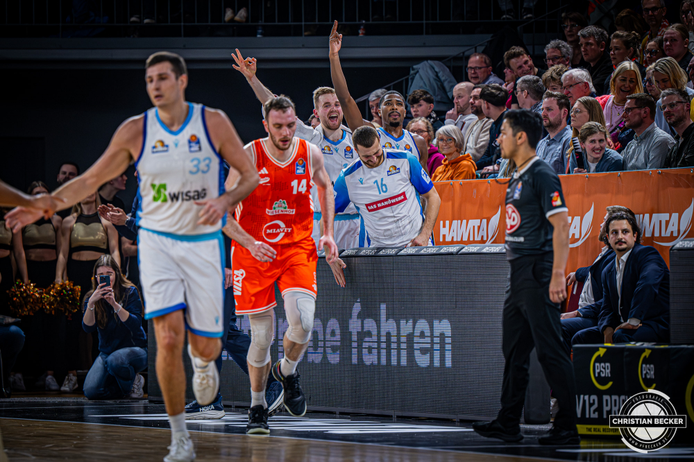 1. Basketball Bundesliga, easyCredit BBL, Saison 2025/2026, Herren, Hauptrunde, 18. Spieltag, 31.01.2026, RASTA Vechta - Frankfurt Skyliners
Das Team der Frankfurt Skyliners zeigt Emotionen w&auml;hrend der Partie
Schlüsselwörter: 1. Bundesliga;18. Spieltag;31.01.2026;BBL;Basketball;Frankfurt;Hauptrunde;Liga;RASTA;RASTA Dome;Saison 2025/2026;Skyliners;Vechta;easycredit