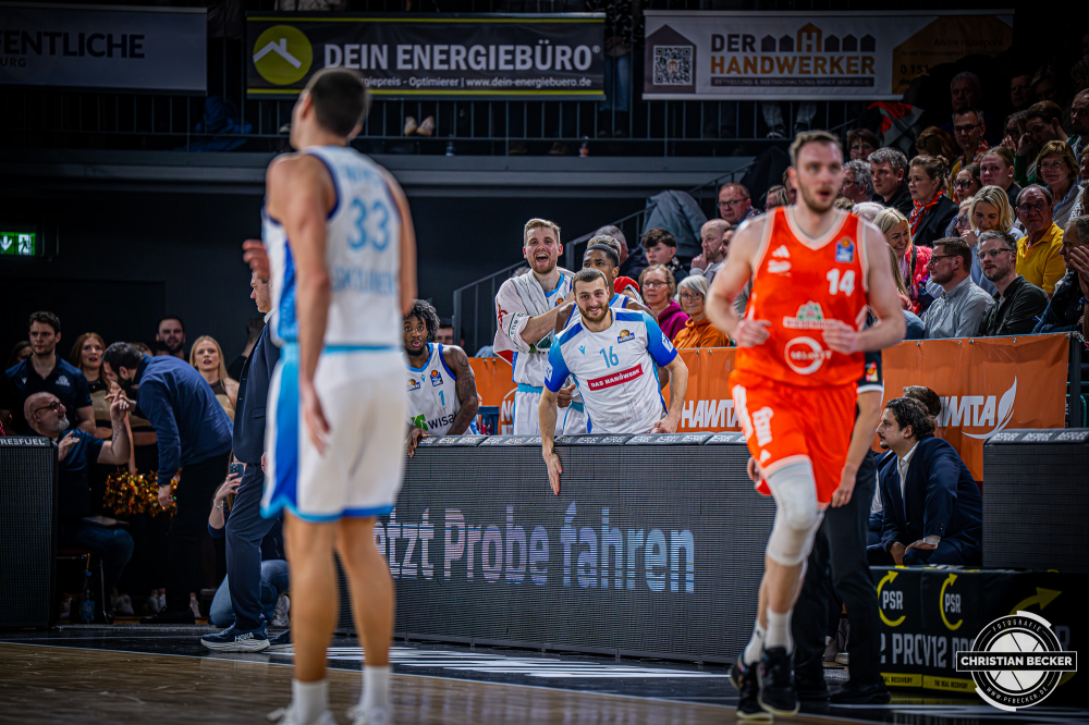 1. Basketball Bundesliga, easyCredit BBL, Saison 2025/2026, Herren, Hauptrunde, 18. Spieltag, 31.01.2026, RASTA Vechta - Frankfurt Skyliners
Das Team der Frankfurt Skyliners zeigt Emotionen w&auml;hrend der Partie
Schlüsselwörter: 1. Bundesliga;18. Spieltag;31.01.2026;BBL;Basketball;Frankfurt;Hauptrunde;Liga;RASTA;RASTA Dome;Saison 2025/2026;Skyliners;Vechta;easycredit