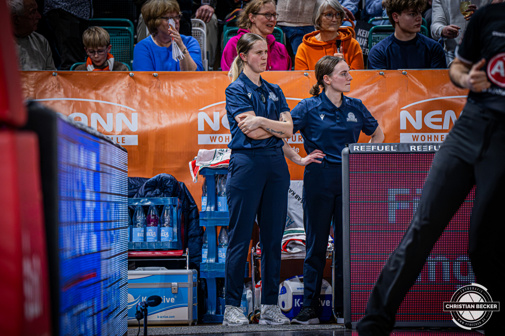 1. Basketball Bundesliga, easyCredit BBL, Saison 2025/2026, Herren, Hauptrunde, 18. Spieltag, 31.01.2026, RASTA Vechta - Frankfurt Skyliners
Samara Funnell (Assistent Coach - Frankfurt Skyliners) w&auml;hrend der Partie
Schlüsselwörter: 1. Bundesliga;18. Spieltag;31.01.2026;BBL;Basketball;Frankfurt;Hauptrunde;Liga;RASTA;RASTA Dome;Saison 2025/2026;Skyliners;Vechta;easycredit