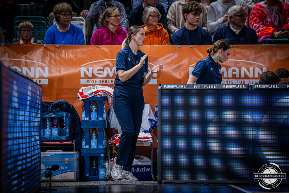 1. Basketball Bundesliga, easyCredit BBL, Saison 2025/2026, Herren, Hauptrunde, 18. Spieltag, 31.01.2026, RASTA Vechta - Frankfurt Skyliners
Samara Funnell (Assistent Coach - Frankfurt Skyliners) w&auml;hrend der Partie
Schlüsselwörter: 1. Bundesliga;18. Spieltag;31.01.2026;BBL;Basketball;Frankfurt;Hauptrunde;Liga;RASTA;RASTA Dome;Saison 2025/2026;Skyliners;Vechta;easycredit