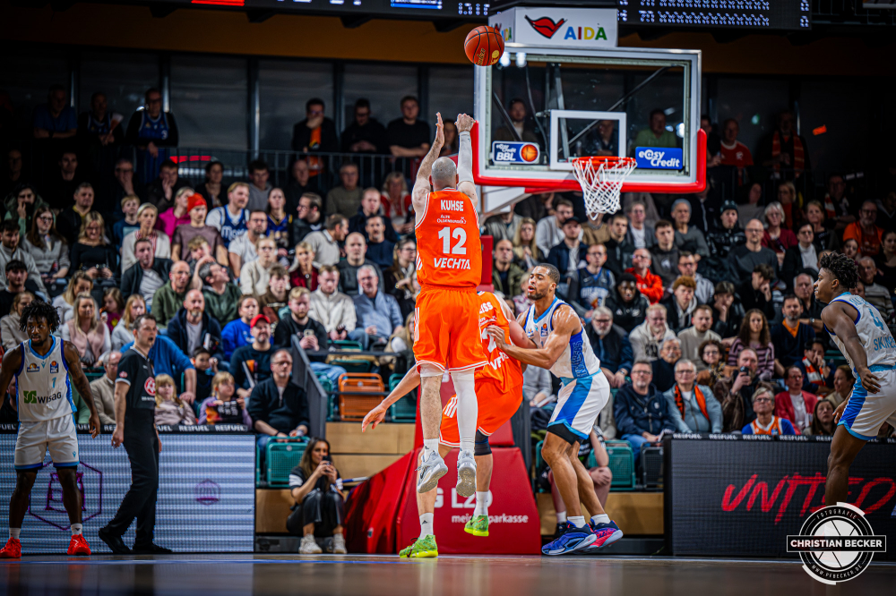 1. Basketball Bundesliga, easyCredit BBL, Saison 2025/2026, Herren, Hauptrunde, 18. Spieltag, 31.01.2026, RASTA Vechta - Frankfurt Skyliners
Tommy Kuhse (#12 - RASTA Vechta) beim Jumpshot
Schlüsselwörter: 1. Bundesliga;18. Spieltag;31.01.2026;BBL;Basketball;Frankfurt;Hauptrunde;Liga;RASTA;RASTA Dome;Saison 2025/2026;Skyliners;Vechta;easycredit