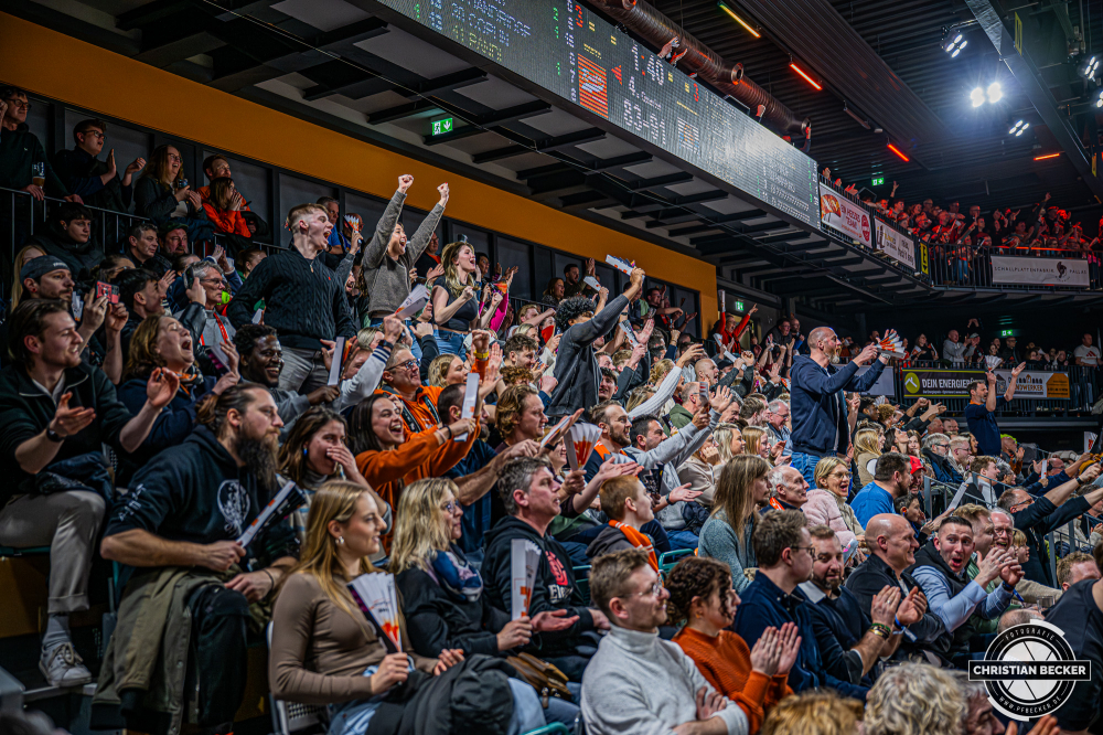 1. Basketball Bundesliga, easyCredit BBL, Saison 2025/2026, Herren, Hauptrunde, 18. Spieltag, 31.01.2026, RASTA Vechta - Frankfurt Skyliners
Die Fans von RASTA Vechta zeigen Emotionen w&auml;hrend der Partie
Schlüsselwörter: 1. Bundesliga;18. Spieltag;31.01.2026;BBL;Basketball;Frankfurt;Hauptrunde;Liga;RASTA;RASTA Dome;Saison 2025/2026;Skyliners;Vechta;easycredit