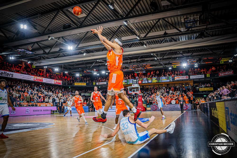 1. Basketball Bundesliga, easyCredit BBL, Saison 2025/2026, Herren, Hauptrunde, 18. Spieltag, 31.01.2026, RASTA Vechta - Frankfurt Skyliners
Lloyd Pandi (#41 - RASTA Vechta) beim Jumpshot
Schlüsselwörter: 1. Bundesliga;18. Spieltag;31.01.2026;BBL;Basketball;Frankfurt;Hauptrunde;Liga;RASTA;RASTA Dome;Saison 2025/2026;Skyliners;Vechta;easycredit