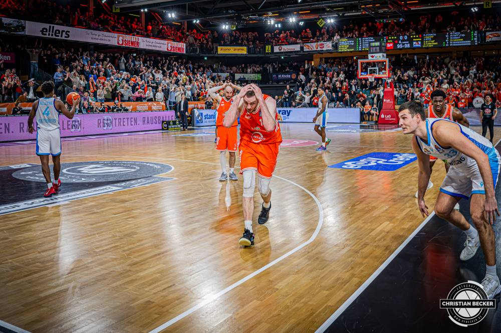 1. Basketball Bundesliga, easyCredit BBL, Saison 2025/2026, Herren, Hauptrunde, 18. Spieltag, 31.01.2026, RASTA Vechta - Frankfurt Skyliners
Das Team von RASTA Vechta zeigt Emotionen nach der Partie
Schlüsselwörter: 1. Bundesliga;18. Spieltag;31.01.2026;BBL;Basketball;Frankfurt;Hauptrunde;Liga;RASTA;RASTA Dome;Saison 2025/2026;Skyliners;Vechta;easycredit