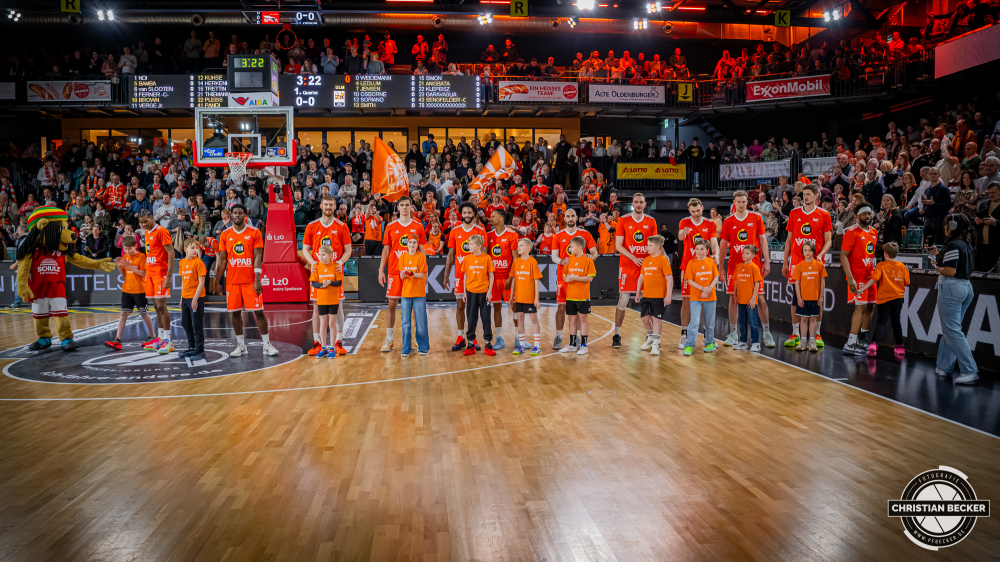 1. Basketball Bundesliga, easyCredit BBL, Saison 2025/2026, Herren, Hauptrunde, 20. Spieltag, 14.02.2026, RASTA Vechta - ratiopharm Ulm
Das Team von RASTA Vechta und die Einlaufkinder vor der Partie
Schlüsselwörter: 1. Bundesliga;14.02.2026;20. Spieltag;BBL;Basketball;Hauptrunde;Liga;RASTA;RASTA Dome;Saison 2025/2026;Ulm;Vechta;easycredit;ratiopharm