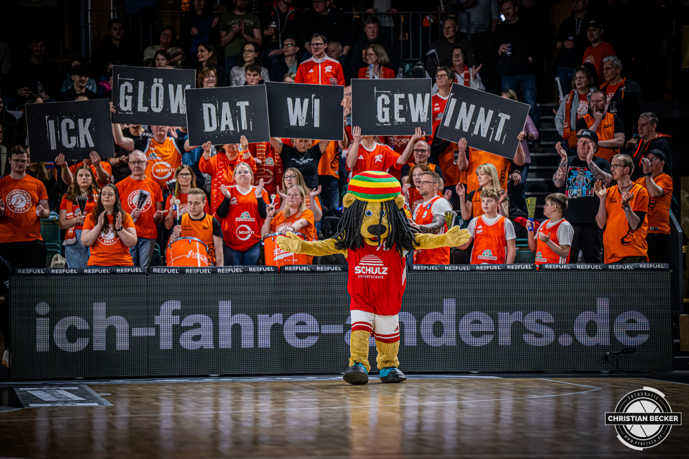 1. Basketball Bundesliga, easyCredit BBL, Saison 2025/2026, Herren, Hauptrunde, 20. Spieltag, 14.02.2026, RASTA Vechta - ratiopharm Ulm
Bob (Maskottchen - RASTA Vechta) und Klettverschluss (Fanclub - RASTA Vechta) vor der Partie
Schlüsselwörter: 1. Bundesliga;14.02.2026;20. Spieltag;BBL;Basketball;Hauptrunde;Liga;RASTA;RASTA Dome;Saison 2025/2026;Ulm;Vechta;easycredit;ratiopharm