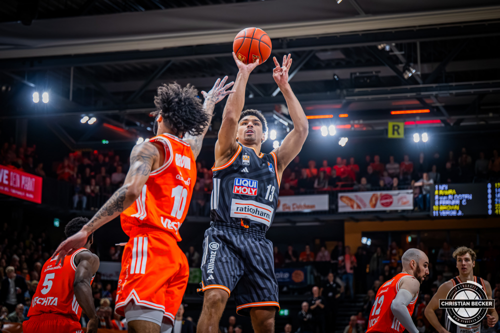 1. Basketball Bundesliga, easyCredit BBL, Saison 2025/2026, Herren, Hauptrunde, 20. Spieltag, 14.02.2026, RASTA Vechta - ratiopharm Ulm
Mark Smith (#13 - ratiopharm ulm) beim Jumpshot
Schlüsselwörter: 1. Bundesliga;14.02.2026;20. Spieltag;BBL;Basketball;Hauptrunde;Liga;RASTA;RASTA Dome;Saison 2025/2026;Ulm;Vechta;easycredit;ratiopharm