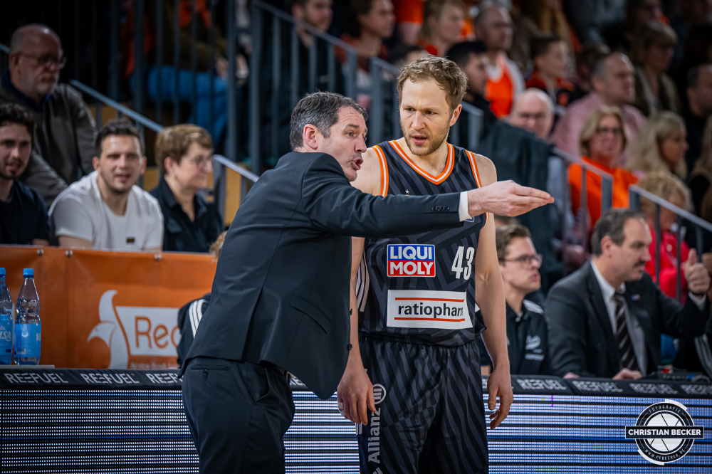 1. Basketball Bundesliga, easyCredit BBL, Saison 2025/2026, Herren, Hauptrunde, 20. Spieltag, 14.02.2026, RASTA Vechta - ratiopharm Ulm
Ty Harrelson (Head Coach - ratiopharm ulm) im Gespr&auml;ch mit Christian Sengfelder (#43 - ratiopharm ulm) w&auml;hrend der Partie
Schlüsselwörter: 1. Bundesliga;14.02.2026;20. Spieltag;BBL;Basketball;Hauptrunde;Liga;RASTA;RASTA Dome;Saison 2025/2026;Ulm;Vechta;easycredit;ratiopharm