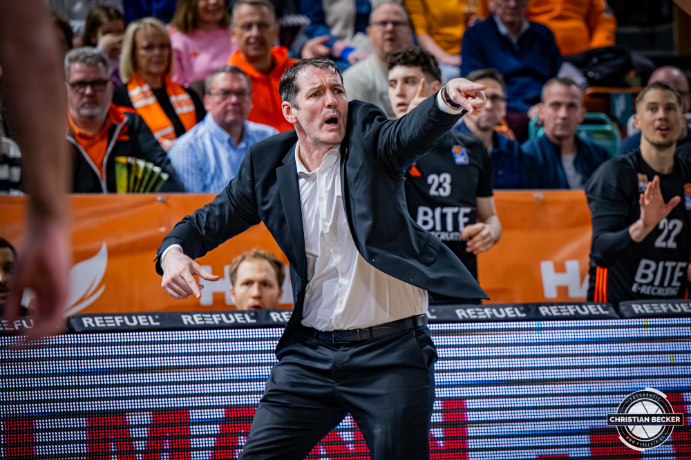 1. Basketball Bundesliga, easyCredit BBL, Saison 2025/2026, Herren, Hauptrunde, 20. Spieltag, 14.02.2026, RASTA Vechta - ratiopharm Ulm
Ty Harrelson (Head Coach - ratiopharm ulm) w&auml;hrend der Partie
Schlüsselwörter: 1. Bundesliga;14.02.2026;20. Spieltag;BBL;Basketball;Hauptrunde;Liga;RASTA;RASTA Dome;Saison 2025/2026;Ulm;Vechta;easycredit;ratiopharm