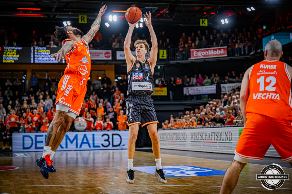 1. Basketball Bundesliga, easyCredit BBL, Saison 2025/2026, Herren, Hauptrunde, 20. Spieltag, 14.02.2026, RASTA Vechta - ratiopharm Ulm
Tobias Jensen (#7 - ratiopharm ulm) beim Jumpshot
Schlüsselwörter: 1. Bundesliga;14.02.2026;20. Spieltag;BBL;Basketball;Hauptrunde;Liga;RASTA;RASTA Dome;Saison 2025/2026;Ulm;Vechta;easycredit;ratiopharm
