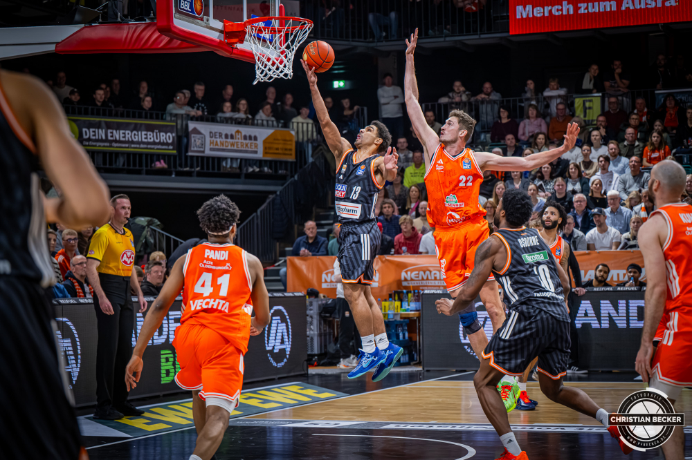 1. Basketball Bundesliga, easyCredit BBL, Saison 2025/2026, Herren, Hauptrunde, 20. Spieltag, 14.02.2026, RASTA Vechta - ratiopharm Ulm
Mark Smith (#13 - ratiopharm ulm) beim Korbleger
Schlüsselwörter: 1. Bundesliga;14.02.2026;20. Spieltag;BBL;Basketball;Hauptrunde;Liga;RASTA;RASTA Dome;Saison 2025/2026;Ulm;Vechta;easycredit;ratiopharm