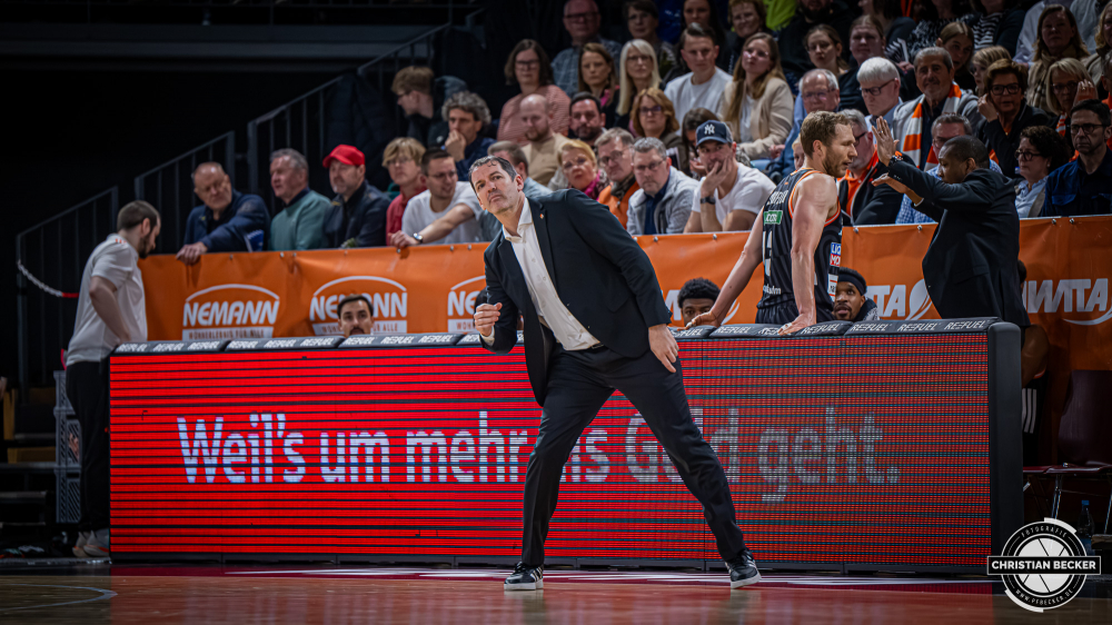 1. Basketball Bundesliga, easyCredit BBL, Saison 2025/2026, Herren, Hauptrunde, 20. Spieltag, 14.02.2026, RASTA Vechta - ratiopharm Ulm
Ty Harrelson (Head Coach - ratiopharm ulm) w&auml;hrend der Partie
Schlüsselwörter: 1. Bundesliga;14.02.2026;20. Spieltag;BBL;Basketball;Hauptrunde;Liga;RASTA;RASTA Dome;Saison 2025/2026;Ulm;Vechta;easycredit;ratiopharm