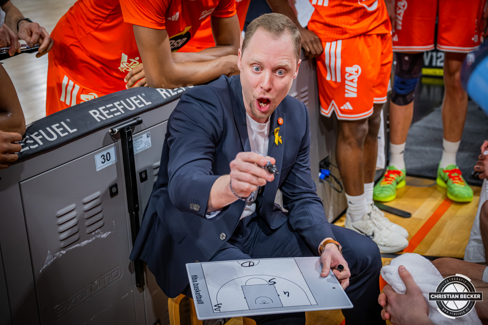 1. Basketball Bundesliga, easyCredit BBL, Saison 2025/2026, Herren, Hauptrunde, 20. Spieltag, 14.02.2026, RASTA Vechta - ratiopharm Ulm
Christian Held (Head-Coach - RASTA Vechta) w&auml;hrend der Partie
Schlüsselwörter: 1. Bundesliga;14.02.2026;20. Spieltag;BBL;Basketball;Hauptrunde;Liga;RASTA;RASTA Dome;Saison 2025/2026;Ulm;Vechta;easycredit;ratiopharm