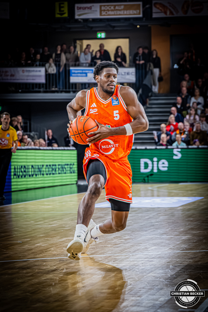 1. Basketball Bundesliga, easyCredit BBL, Saison 2025/2026, Herren, Hauptrunde, 20. Spieltag, 14.02.2026, RASTA Vechta - ratiopharm Ulm
TJ Bamba (#5 - RASTA Vechta) in Aktion
Schlüsselwörter: 1. Bundesliga;14.02.2026;20. Spieltag;BBL;Basketball;Hauptrunde;Liga;RASTA;RASTA Dome;Saison 2025/2026;Ulm;Vechta;easycredit;ratiopharm