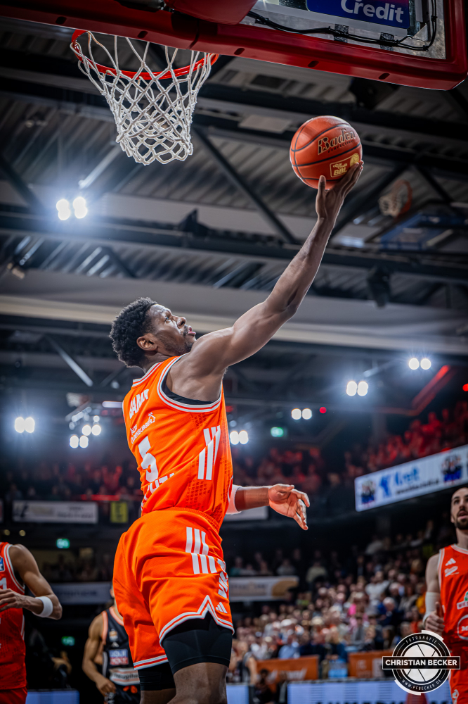 1. Basketball Bundesliga, easyCredit BBL, Saison 2025/2026, Herren, Hauptrunde, 20. Spieltag, 14.02.2026, RASTA Vechta - ratiopharm Ulm
TJ Bamba (#5 - RASTA Vechta) beim Korbleger
Schlüsselwörter: 1. Bundesliga;14.02.2026;20. Spieltag;BBL;Basketball;Hauptrunde;Liga;RASTA;RASTA Dome;Saison 2025/2026;Ulm;Vechta;easycredit;ratiopharm