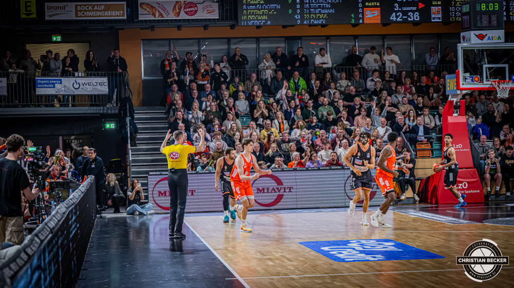 1. Basketball Bundesliga, easyCredit BBL, Saison 2025/2026, Herren, Hauptrunde, 20. Spieltag, 14.02.2026, RASTA Vechta - ratiopharm Ulm
Joschka Ferner (#9 - RASTA Vechta) nach seinem 200. Dreier in der easyCredit Basketball Bundesliga
Schlüsselwörter: 1. Bundesliga;14.02.2026;20. Spieltag;BBL;Basketball;Hauptrunde;Liga;RASTA;RASTA Dome;Saison 2025/2026;Ulm;Vechta;easycredit;ratiopharm