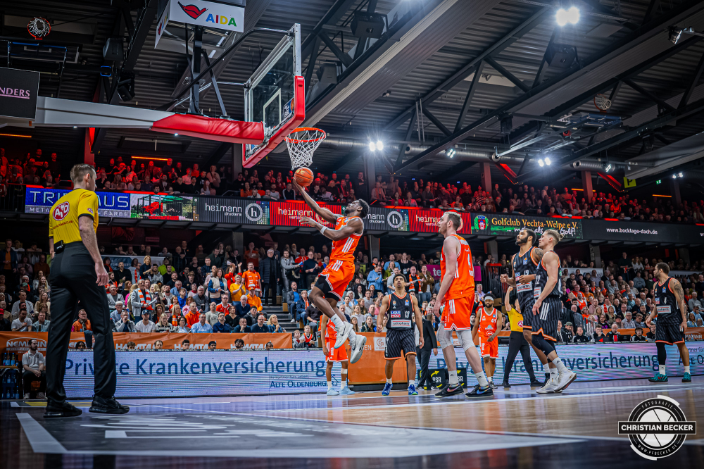 1. Basketball Bundesliga, easyCredit BBL, Saison 2025/2026, Herren, Hauptrunde, 20. Spieltag, 14.02.2026, RASTA Vechta - ratiopharm Ulm
TJ Bamba (#5 - RASTA Vechta) beim Korbleger
Schlüsselwörter: 1. Bundesliga;14.02.2026;20. Spieltag;BBL;Basketball;Hauptrunde;Liga;RASTA;RASTA Dome;Saison 2025/2026;Ulm;Vechta;easycredit;ratiopharm