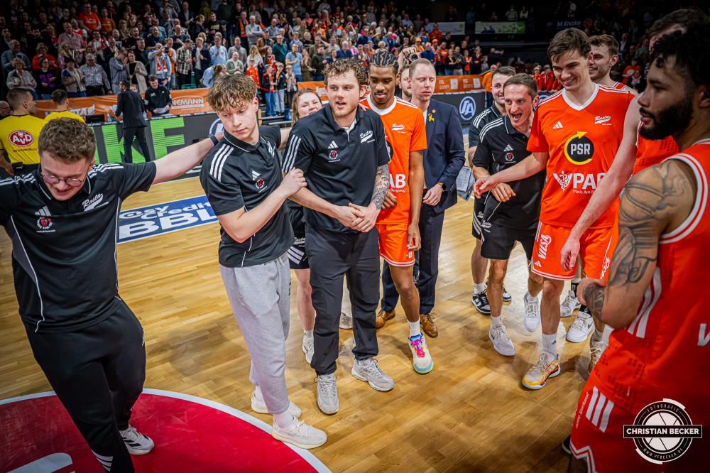 1. Basketball Bundesliga, easyCredit BBL, Saison 2025/2026, Herren, Hauptrunde, 20. Spieltag, 14.02.2026, RASTA Vechta - ratiopharm Ulm
Das Team von RASTA Vechta nach der Partie
Schlüsselwörter: 1. Bundesliga;14.02.2026;20. Spieltag;BBL;Basketball;Hauptrunde;Liga;RASTA;RASTA Dome;Saison 2025/2026;Ulm;Vechta;easycredit;ratiopharm