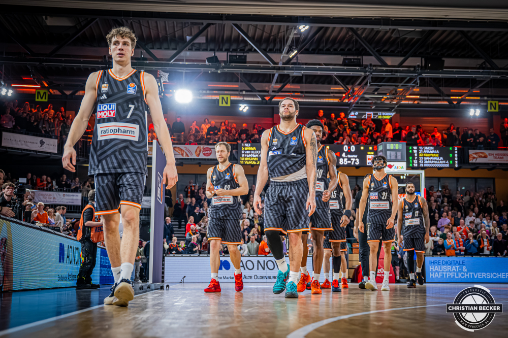 1. Basketball Bundesliga, easyCredit BBL, Saison 2025/2026, Herren, Hauptrunde, 20. Spieltag, 14.02.2026, RASTA Vechta - ratiopharm Ulm
Das Team von ratiopharm Ulm  nach der Partie
Schlüsselwörter: 1. Bundesliga;14.02.2026;20. Spieltag;BBL;Basketball;Hauptrunde;Liga;RASTA;RASTA Dome;Saison 2025/2026;Ulm;Vechta;easycredit;ratiopharm