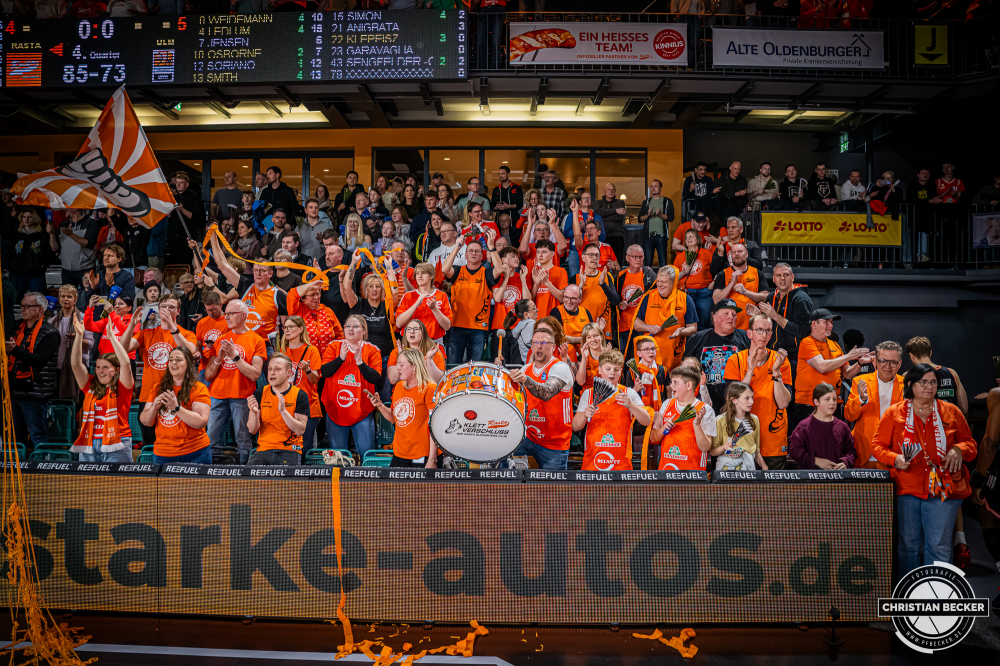 1. Basketball Bundesliga, easyCredit BBL, Saison 2025/2026, Herren, Hauptrunde, 20. Spieltag, 14.02.2026, RASTA Vechta - ratiopharm Ulm
Klettverschluss (Fanclub - RASTA Vechta) nach der Partie
Schlüsselwörter: 1. Bundesliga;14.02.2026;20. Spieltag;BBL;Basketball;Hauptrunde;Liga;RASTA;RASTA Dome;Saison 2025/2026;Ulm;Vechta;easycredit;ratiopharm