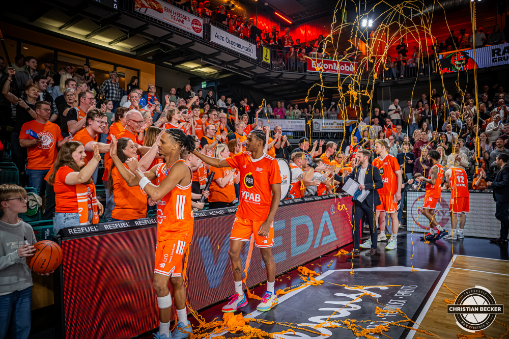 1. Basketball Bundesliga, easyCredit BBL, Saison 2025/2026, Herren, Hauptrunde, 20. Spieltag, 14.02.2026, RASTA Vechta - ratiopharm Ulm
Das Team von RASTA Vechta und Klettverschluss (Fanclub - RASTA Vechta) nach der Partie
Schlüsselwörter: 1. Bundesliga;14.02.2026;20. Spieltag;BBL;Basketball;Hauptrunde;Liga;RASTA;RASTA Dome;Saison 2025/2026;Ulm;Vechta;easycredit;ratiopharm
