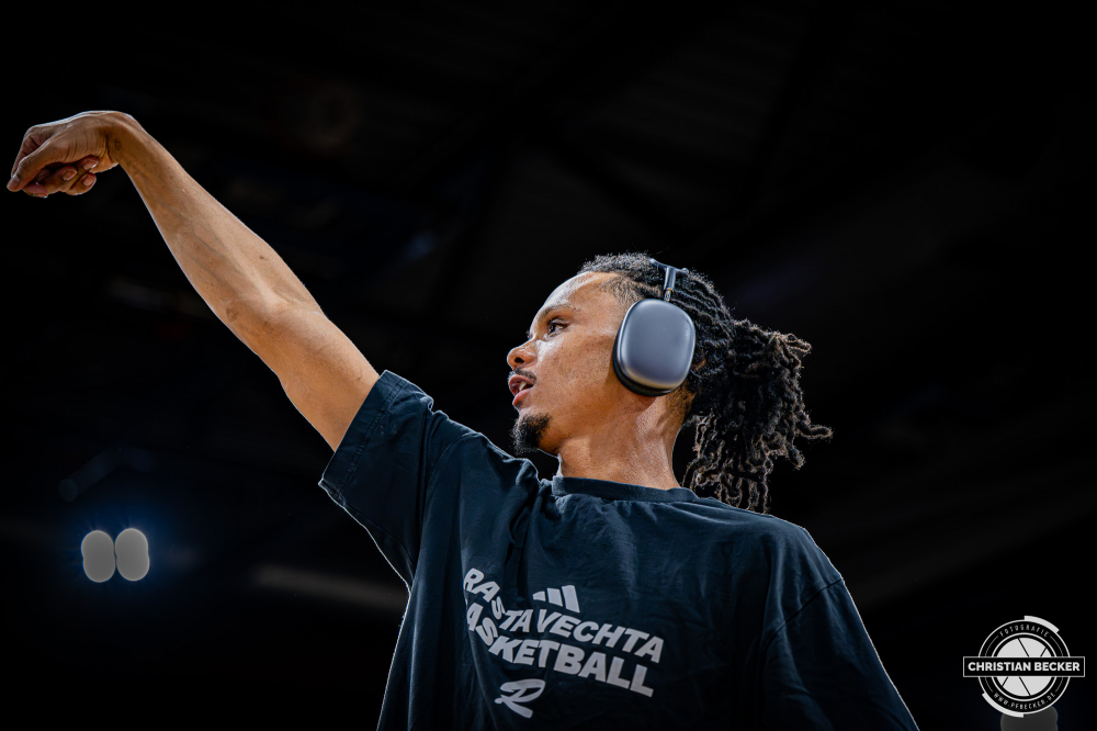 1. Basketball Bundesliga, easyCredit BBL, Saison 2025/2026, Herren, Hauptrunde, 22. Spieltag, 06.03.2026, RASTA Vechta - Science City Jena
Alonzo Verge (#11 - RASTA Vechta) vor der Partie
Schlüsselwörter: 06.03.2026;1. Bundesliga;22. Spieltag;BBL;Basketball;City;Hauptrunde;Jena;Liga;RASTA;RASTA Dome;Saison 2025/2026;Science;Vechta;easycredit