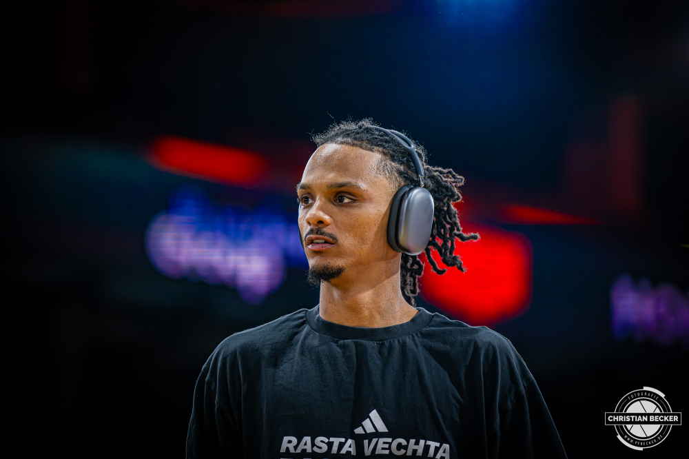 1. Basketball Bundesliga, easyCredit BBL, Saison 2025/2026, Herren, Hauptrunde, 22. Spieltag, 06.03.2026, RASTA Vechta - Science City Jena
Alonzo Verge (#11 - RASTA Vechta) vor der Partie
Schlüsselwörter: 06.03.2026;1. Bundesliga;22. Spieltag;BBL;Basketball;City;Hauptrunde;Jena;Liga;RASTA;RASTA Dome;Saison 2025/2026;Science;Vechta;easycredit