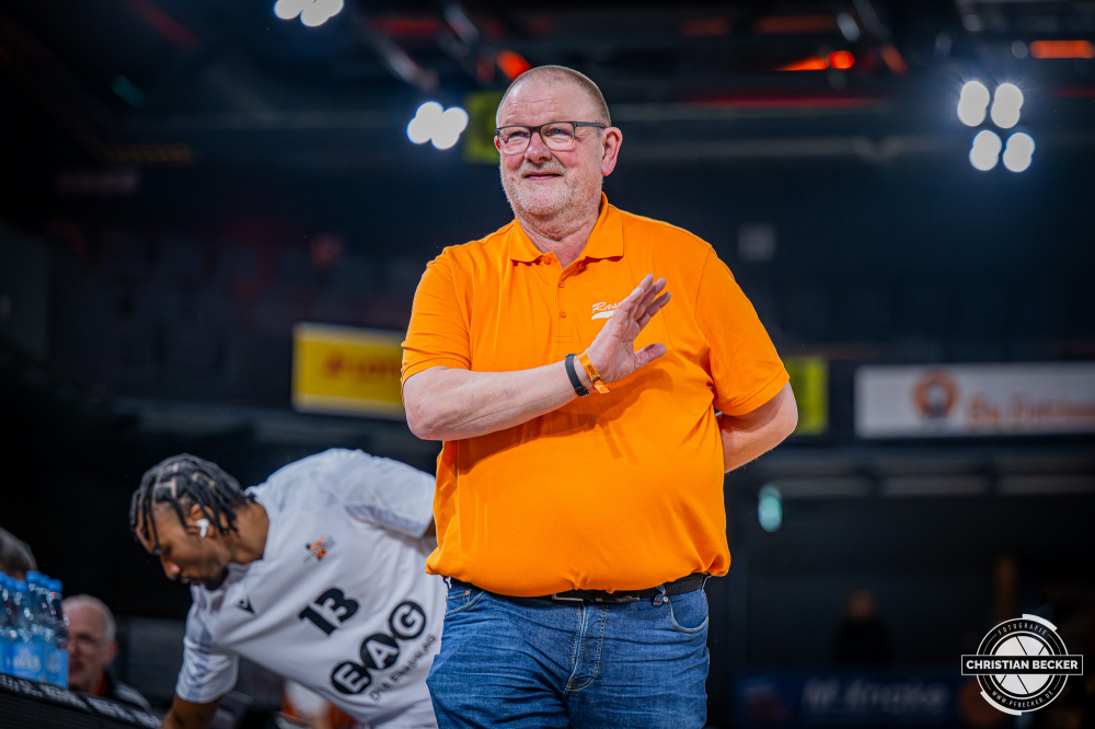 1. Basketball Bundesliga, easyCredit BBL, Saison 2025/2026, Herren, Hauptrunde, 22. Spieltag, 06.03.2026, RASTA Vechta - Science City Jena
Stefan Niemeyer (Gesch&auml;ftsf&uuml;hrender Gesellschafter - RASTA Vechta) vor der Partie
Schlüsselwörter: 06.03.2026;1. Bundesliga;22. Spieltag;BBL;Basketball;City;Hauptrunde;Jena;Liga;RASTA;RASTA Dome;Saison 2025/2026;Science;Vechta;easycredit