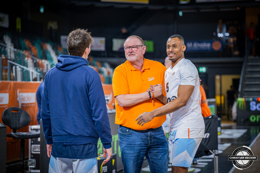 1. Basketball Bundesliga, easyCredit BBL, Saison 2025/2026, Herren, Hauptrunde, 22. Spieltag, 06.03.2026, RASTA Vechta - Science City Jena
Stefan Niemeyer (Gesch&auml;ftsf&uuml;hrender Gesellschafter - RASTA Vechta), Chris Carter (#05 - Science City Jena) und Kristofer Krause (#36 - Science City Jena) vor der Partie
Schlüsselwörter: 06.03.2026;1. Bundesliga;22. Spieltag;BBL;Basketball;City;Hauptrunde;Jena;Liga;RASTA;RASTA Dome;Saison 2025/2026;Science;Vechta;easycredit