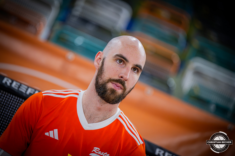 1. Basketball Bundesliga, easyCredit BBL, Saison 2025/2026, Herren, Hauptrunde, 22. Spieltag, 06.03.2026, RASTA Vechta - Science City Jena
Tommy Kuhse (#12 - RASTA Vechta) vor der Partie
Schlüsselwörter: 06.03.2026;1. Bundesliga;22. Spieltag;BBL;Basketball;City;Hauptrunde;Jena;Liga;RASTA;RASTA Dome;Saison 2025/2026;Science;Vechta;easycredit