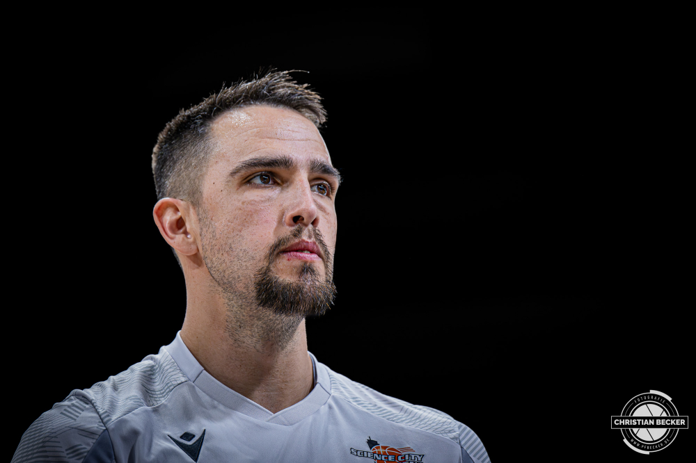 1. Basketball Bundesliga, easyCredit BBL, Saison 2025/2026, Herren, Hauptrunde, 22. Spieltag, 06.03.2026, RASTA Vechta - Science City Jena
Alex Herrera (#41 - Science City Jena) vor der Partie
Schlüsselwörter: 06.03.2026;1. Bundesliga;22. Spieltag;BBL;Basketball;City;Hauptrunde;Jena;Liga;RASTA;RASTA Dome;Saison 2025/2026;Science;Vechta;easycredit