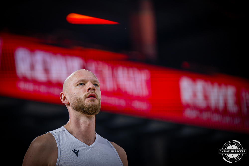 1. Basketball Bundesliga, easyCredit BBL, Saison 2025/2026, Herren, Hauptrunde, 22. Spieltag, 06.03.2026, RASTA Vechta - Science City Jena
Robin Christen (#08 - Science City Jena) vor der Partie
Schlüsselwörter: 06.03.2026;1. Bundesliga;22. Spieltag;BBL;Basketball;City;Hauptrunde;Jena;Liga;RASTA;RASTA Dome;Saison 2025/2026;Science;Vechta;easycredit