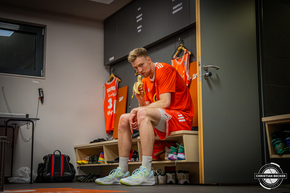 1. Basketball Bundesliga, easyCredit BBL, Saison 2025/2026, Herren, Hauptrunde, 22. Spieltag, 06.03.2026, RASTA Vechta - Science City Jena
Lars Thiemann (#21 - RASTA Vechta) vor der Partie
Schlüsselwörter: 06.03.2026;1. Bundesliga;22. Spieltag;BBL;Basketball;City;Hauptrunde;Jena;Liga;RASTA;RASTA Dome;Saison 2025/2026;Science;Vechta;easycredit