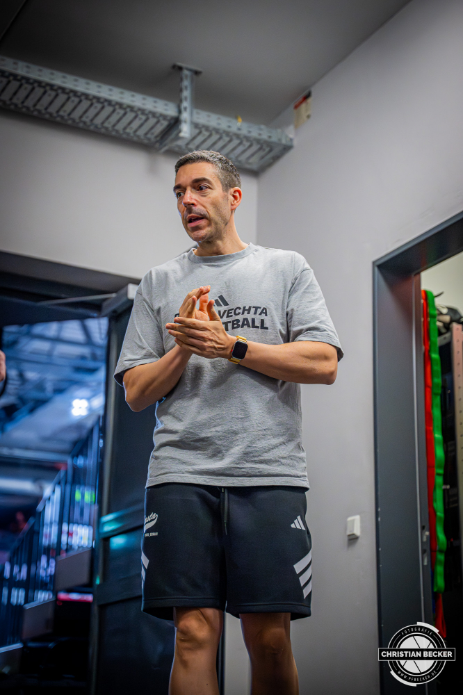 1. Basketball Bundesliga, easyCredit BBL, Saison 2025/2026, Herren, Hauptrunde, 22. Spieltag, 06.03.2026, RASTA Vechta - Science City Jena
Miguel Zapata (Assistent Coach - RASTA Vechta) vor der Partie
Schlüsselwörter: 06.03.2026;1. Bundesliga;22. Spieltag;BBL;Basketball;City;Hauptrunde;Jena;Liga;RASTA;RASTA Dome;Saison 2025/2026;Science;Vechta;easycredit