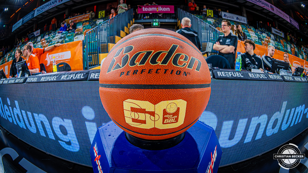1. Basketball Bundesliga, easyCredit BBL, Saison 2025/2026, Herren, Hauptrunde, 22. Spieltag, 06.03.2026, RASTA Vechta - Science City Jena
Der Spielball der easyCredit Basketball Bundesliga
Schlüsselwörter: 06.03.2026;1. Bundesliga;22. Spieltag;BBL;Basketball;City;Hauptrunde;Jena;Liga;RASTA;RASTA Dome;Saison 2025/2026;Science;Vechta;easycredit