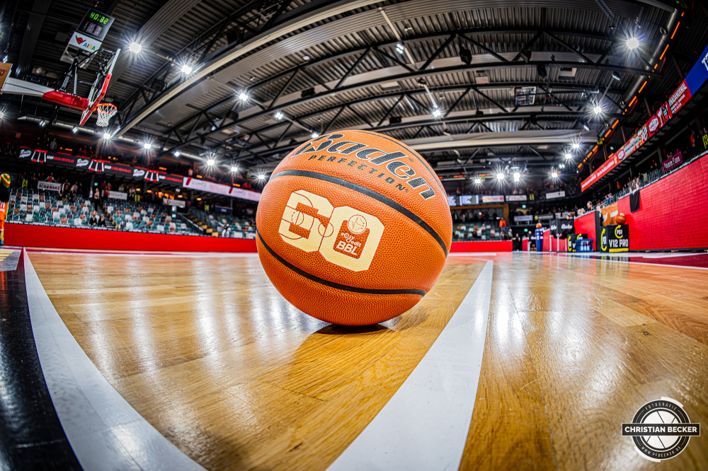 1. Basketball Bundesliga, easyCredit BBL, Saison 2025/2026, Herren, Hauptrunde, 22. Spieltag, 06.03.2026, RASTA Vechta - Science City Jena
Der Spielball der easyCredit Basketball Bundesliga
Schlüsselwörter: 06.03.2026;1. Bundesliga;22. Spieltag;BBL;Basketball;City;Hauptrunde;Jena;Liga;RASTA;RASTA Dome;Saison 2025/2026;Science;Vechta;easycredit