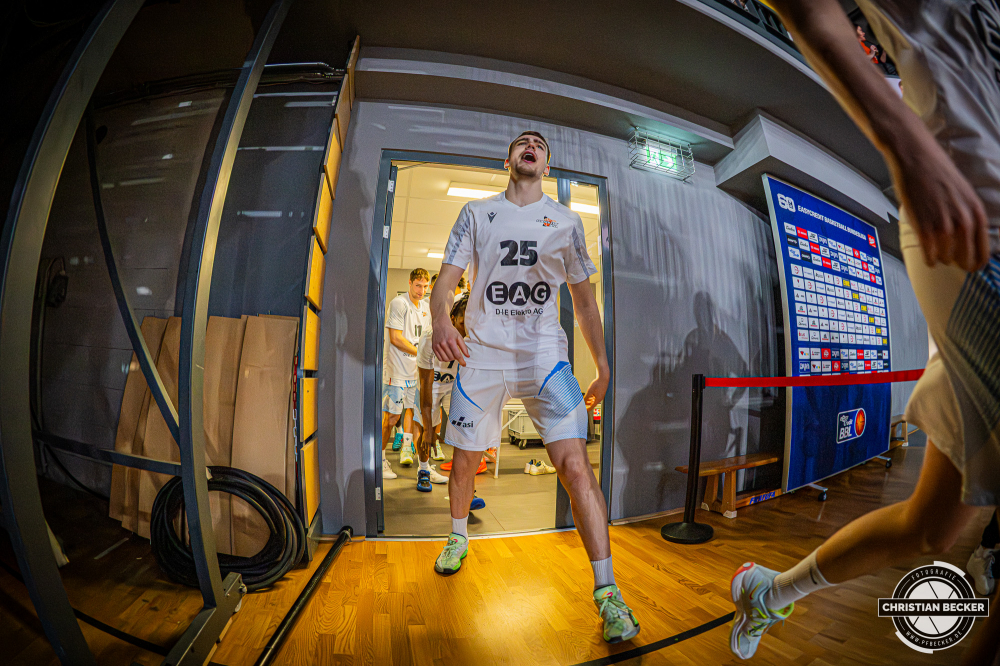 1. Basketball Bundesliga, easyCredit BBL, Saison 2025/2026, Herren, Hauptrunde, 22. Spieltag, 06.03.2026, RASTA Vechta - Science City Jena
Lorenz Bank (#25 - Science City Jena) vor der Partie
Schlüsselwörter: 06.03.2026;1. Bundesliga;22. Spieltag;BBL;Basketball;City;Hauptrunde;Jena;Liga;RASTA;RASTA Dome;Saison 2025/2026;Science;Vechta;easycredit