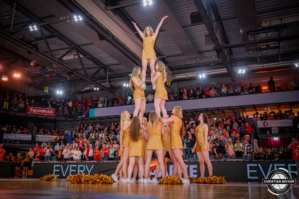 1. Basketball Bundesliga, easyCredit BBL, Saison 2025/2026, Herren, Hauptrunde, 22. Spieltag, 06.03.2026, RASTA Vechta - Science City Jena
Marleys (Cheerleader - RASTA Vechta) vor der Partie
Schlüsselwörter: 06.03.2026;1. Bundesliga;22. Spieltag;BBL;Basketball;City;Hauptrunde;Jena;Liga;RASTA;RASTA Dome;Saison 2025/2026;Science;Vechta;easycredit