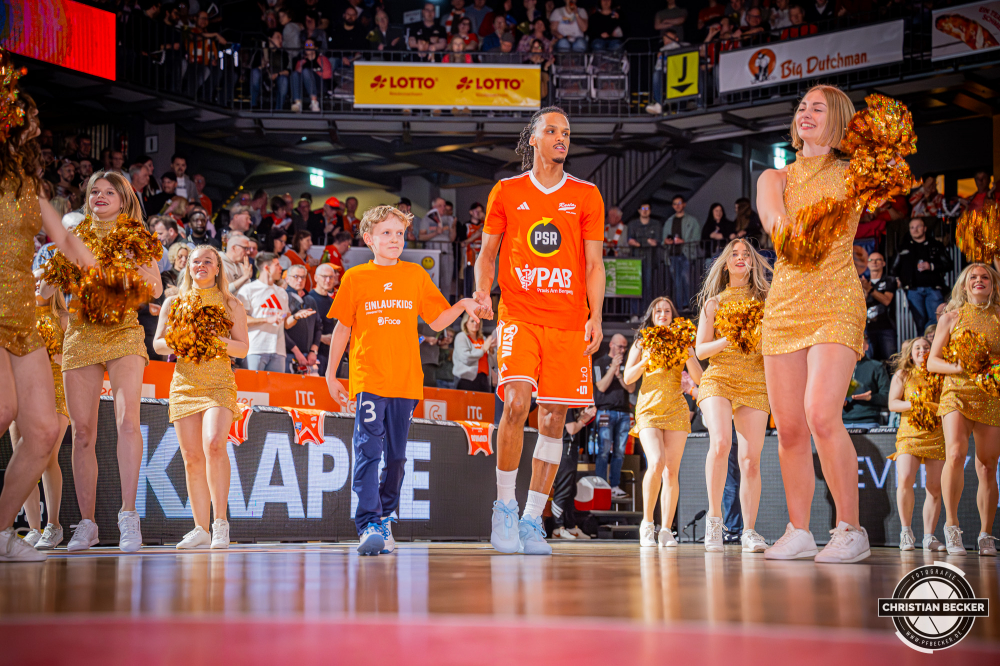 1. Basketball Bundesliga, easyCredit BBL, Saison 2025/2026, Herren, Hauptrunde, 22. Spieltag, 06.03.2026, RASTA Vechta - Science City Jena
Alonzo Verge (#11 - RASTA Vechta) und ein Einlaufkind vor der Partie
Schlüsselwörter: 06.03.2026;1. Bundesliga;22. Spieltag;BBL;Basketball;City;Hauptrunde;Jena;Liga;RASTA;RASTA Dome;Saison 2025/2026;Science;Vechta;easycredit