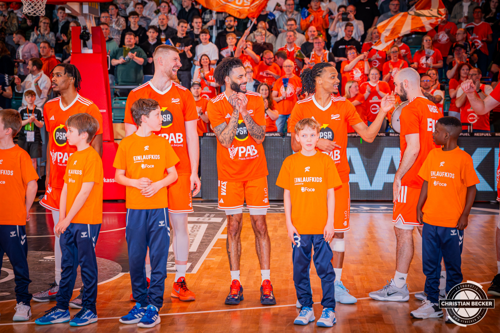 1. Basketball Bundesliga, easyCredit BBL, Saison 2025/2026, Herren, Hauptrunde, 22. Spieltag, 06.03.2026, RASTA Vechta - Science City Jena
Das Team von RASTA Vechta vor der Partie
Schlüsselwörter: 06.03.2026;1. Bundesliga;22. Spieltag;BBL;Basketball;City;Hauptrunde;Jena;Liga;RASTA;RASTA Dome;Saison 2025/2026;Science;Vechta;easycredit