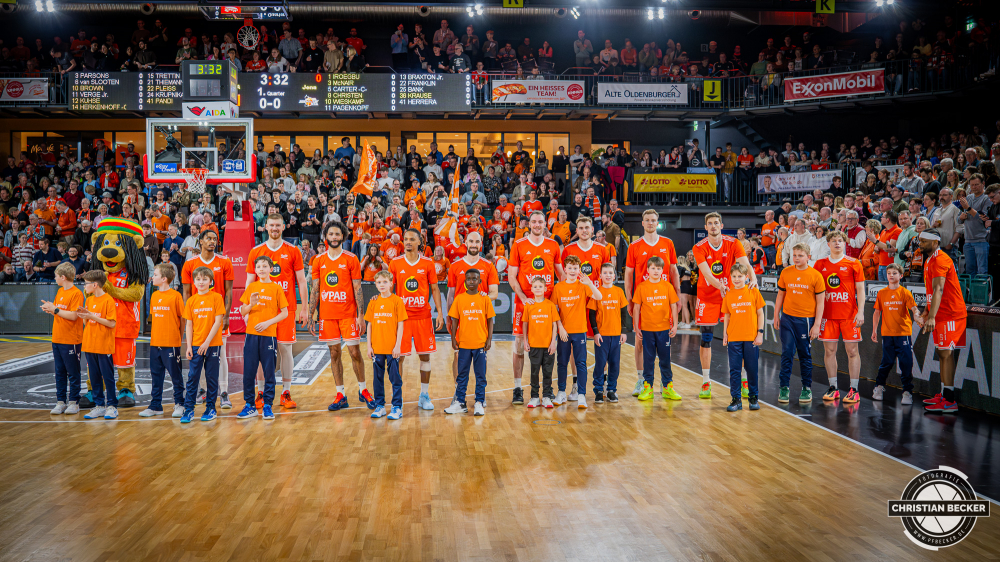 1. Basketball Bundesliga, easyCredit BBL, Saison 2025/2026, Herren, Hauptrunde, 22. Spieltag, 06.03.2026, RASTA Vechta - Science City Jena
Das Team von RASTA Vechta und die Einlaufkinder vor der Partie
Schlüsselwörter: 06.03.2026;1. Bundesliga;22. Spieltag;BBL;Basketball;City;Hauptrunde;Jena;Liga;RASTA;RASTA Dome;Saison 2025/2026;Science;Vechta;easycredit