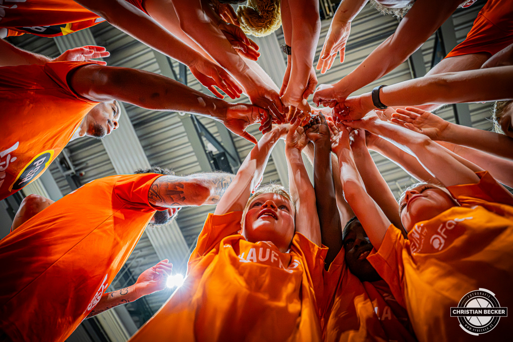 1. Basketball Bundesliga, easyCredit BBL, Saison 2025/2026, Herren, Hauptrunde, 22. Spieltag, 06.03.2026, RASTA Vechta - Science City Jena
Das Team von RASTA Vechta und die Einlaufkinder vor der Partie
Schlüsselwörter: 06.03.2026;1. Bundesliga;22. Spieltag;BBL;Basketball;City;Hauptrunde;Jena;Liga;RASTA;RASTA Dome;Saison 2025/2026;Science;Vechta;easycredit