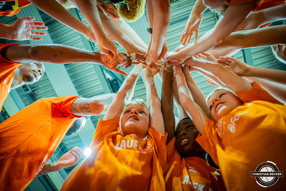 1. Basketball Bundesliga, easyCredit BBL, Saison 2025/2026, Herren, Hauptrunde, 22. Spieltag, 06.03.2026, RASTA Vechta - Science City Jena
Das Team von RASTA Vechta und die Einlaufkinder vor der Partie
Schlüsselwörter: 06.03.2026;1. Bundesliga;22. Spieltag;BBL;Basketball;City;Hauptrunde;Jena;Liga;RASTA;RASTA Dome;Saison 2025/2026;Science;Vechta;easycredit