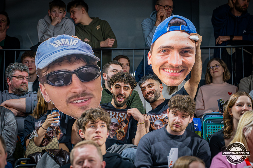 1. Basketball Bundesliga, easyCredit BBL, Saison 2025/2026, Herren, Hauptrunde, 22. Spieltag, 06.03.2026, RASTA Vechta - Science City Jena
Die Fans von Science City Jena halten Plakate von Kristofer Krause (#36 - Science City Jena) hoch
Schlüsselwörter: 06.03.2026;1. Bundesliga;22. Spieltag;BBL;Basketball;City;Hauptrunde;Jena;Liga;RASTA;RASTA Dome;Saison 2025/2026;Science;Vechta;easycredit